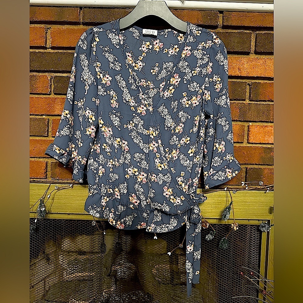🛍️ blue with multi color floral print top with new condition never worn.